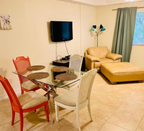 Sunny and Relaxing 2BR Apartment with Parking!